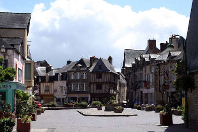 Malestroit la place du bouffay petite cite de caractere routes touristiques dans le morbihan guide du tourisme en bretagne