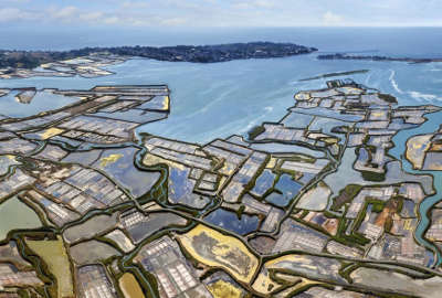 Marais salants de guerande vue du ciel routes touristique de loire atlantique guide du tourisme des pays de la loire