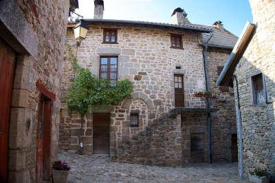 Marcoles petite cite de caractere maison typique routes touristiques du cantal guide touristique de l auvergne