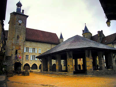 Martel le beffroy et les halles routes touristiques du lot guide du tourisme midi pyrenee