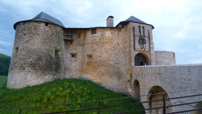 Mauleon le chateau fort sur la route de la soule la mysterieuse les routes touristiques pyrenees atlantiques guide du tourisme nouvelle aquitaine