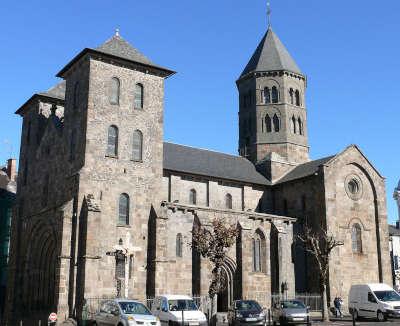 Mauriac plus beaux detours basilique notre dame des miracles routes touristiques du cantal guide touristique de l auvergne