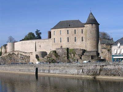 Mayenne le chateau carolingien routes touristiques de mayenne du tourisme du pays de la loire