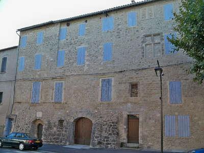 Mazan chateau astoaud caussans routes touristiques du vaucluse guide touristique de provence alpes cote d azur