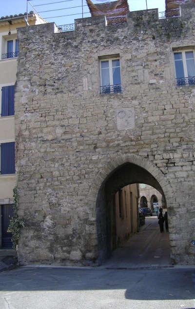 Mazan porte de carpentras avec les armoiries de mazan routes touristiques du vaucluse guide touristique de provence alpes cote d azur