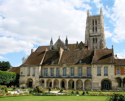 Meaux le palais episcopal renfermant le musee bossuet ses jardins et la cathedrale saint etienne routes touristiques de seine et marne guide touristique ile de france