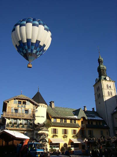 Megeve place centrale et son eglise routes touristiques de haute savoie guide du tourisme de rhone alpes