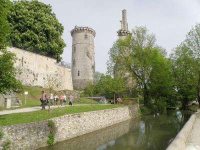 Mehun sur yevre le canal du berry les routes touristiques dans le cher guide du tourisme centre val de loire