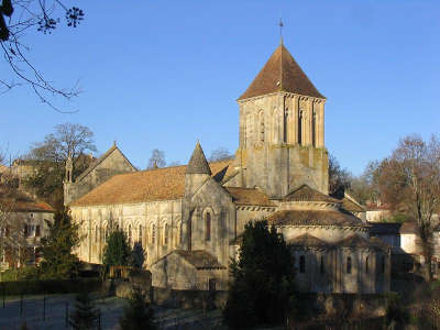 Melle petite cite de caractere eglise saint hilaire routes touristique des deux sevres guide du tourisme poitou charente