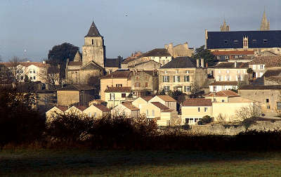 Melle petite cite de caractere vue du village routes touristique des deux sevres guide du tourisme poitou charente