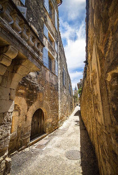 Menerbes plus beau village ruelle routes touristiques du vaucluse guide du tourisme de provence alpes cote d azur