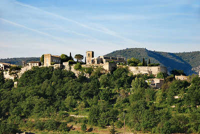 Menerbes plus beau village village perche les routes touristiques du vaucluse guide du tourisme de provence alpes cote d azur