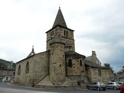 Menet petite cite de caractere l eglise saint pierre routes touristiques du cantal guide touristique de l auvergne