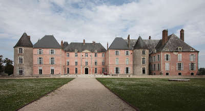 Meug sur loire facade du chateau routes touristiques dans le loiret guide du tourisme centre val de loire