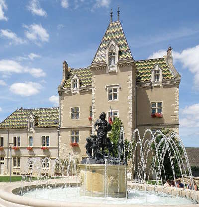 Meursault l hotel de ville dans l ancien chateau routes touristiques en cote d or guide du tourisme en bourgogne