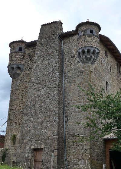 Meyras village de caractere chateau de hautsegur routes touristiques de l ardeche guide du tourisme rhone alpes