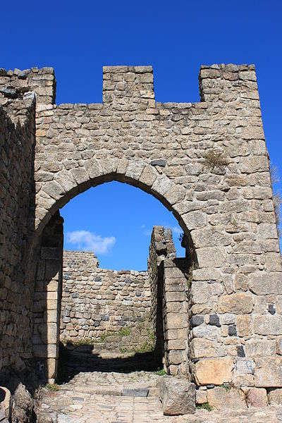 Meyras village de caractere chateau de ventadour porte en arc brise routes touristiques de l ardeche guide du tourisme rhone alpes