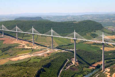 Millau villes d art et d histoire le viaduc routes touristiques de aveyron guide du tourisme midi pyrenees