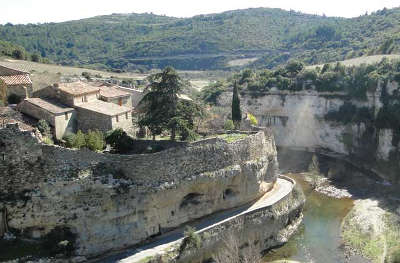 Minerve les remparts plus beaux villages routes touristiques de herault guide touristique du languedoc roussillon