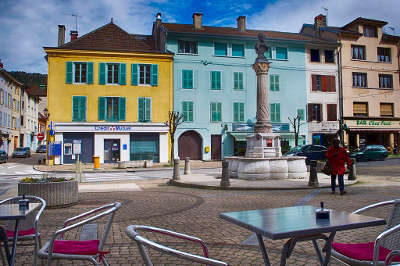 Moirans en montagne place de la mairie routes touristiques du jura guide touristique de franche comte