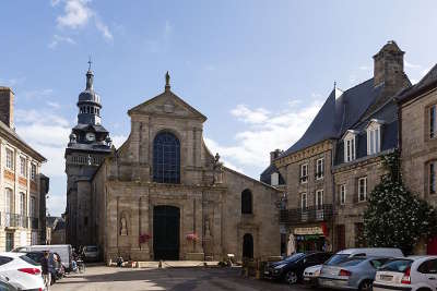 Moncontour eglise saint mathurin cite de caractere et plus beaux village de france routes touristiques dans les cotes d armor guide du tourisme en bretagne