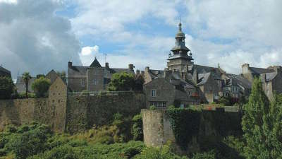 Moncontour les remparts cite de caractere et plus beaux village de france routes touristiques dans les cotes d armor guide du tourisme en bretagne