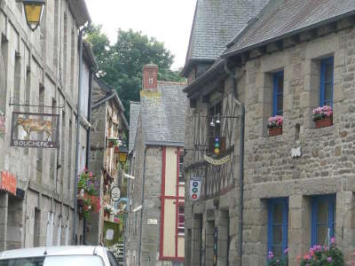 Moncontour une ruelle cite de caractere et plus beaux village de france routes touristiques dans les cotes d armor guide du tourisme en bretagne