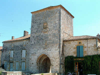 Monpazier bastide porte rue notre dame l un des plus beaux villages de france les routes touristiques de la dordogne guide touristique de nouvelle aquitaine