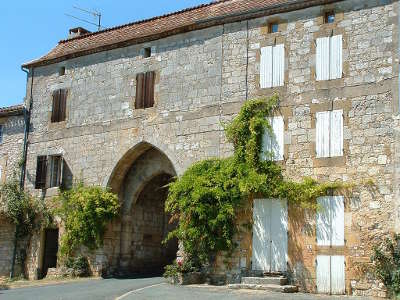 Monpazier bastide porte rue saint jacques l un des plus beaux villages de france les routes touristiques de la dordogne guide touristique de nouvelle aquitaine