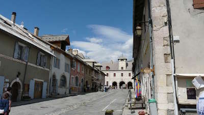 Mont dauphin fortification vauban rue du fort routes touristiques des hautes alpes guide du tourisme de provence alpes cote d azyr