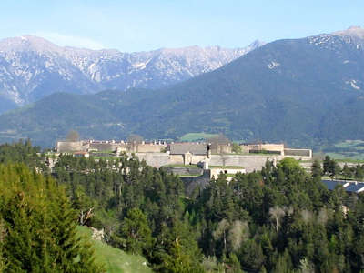 Mont louis la citadelle route des cols des pyrenees guide touristique des pyrenees orientales