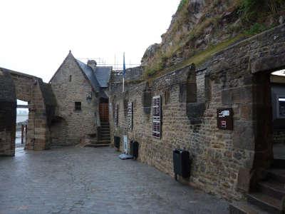 Mont saint michel l entree du mont et la cour de l avancee routes touristiques de la manche guide touristique de normandie