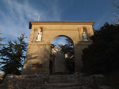 Montagne sainte victoire grand site de france entree du prieure de sainte victoire routes touristiques des bouches du rhone le guide du tourisme de la provence alpes cote d azur