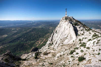 Montagne sainte victoire grand site de france la croix de provence au sommet de la montagne routes touristiques des bouches du rhone le guide du tourisme de la provence alpes cote