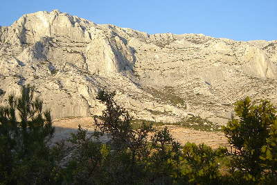 Montagne sainte victoire grand site de france les falaises calcaires versant sur routes touristiques des bouches du rhone le guide du tourisme de la provence alpes cote d azur