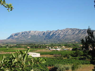 Montagne sainte victoire grand site de france routes touristiques des bouches du rhone le guide du tourisme de la provence alpes cote d azur