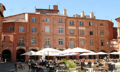 Montauban ville d art et d histoire vue de la place nationale routes touristiques du tarn et garonne guide du tourisme midi pyrenees