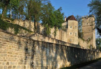 Montbard chateaux et tours routes touristiques de la cote d or guide touristique de bourgogne