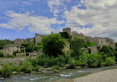 Montclus vue du village de caractere plus beaux villages routes touristiques du gard guide touristique du languedoc roussillon