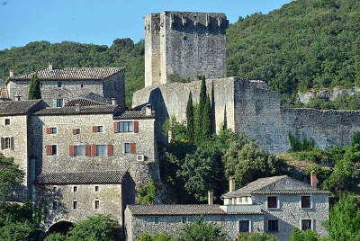 Montclus vue sur le chateaux des vogues plus beaux villages routes touristiques du gard guide touristique du languedoc roussillon