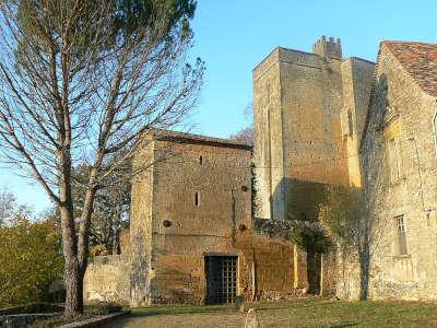 Montferrand du perigord chateau routes touristiques de la dordogne guide du tourisme d aquitaine