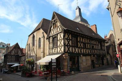 Montlucon ville d art et d histoire maison des douze apotres routes touristiques de l allier guide touristique de l auvergne