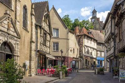 Montlucon ville d art et d histoire quartier saint pierre routes touristiques de l allier guide touristique de l auvergne