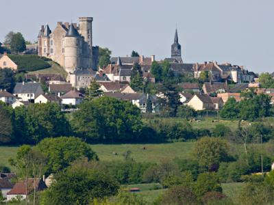 Montmirail petite cite de caractere vue sur le chateau routes touristiques de la sarthe guide du tourisme pays de la loire