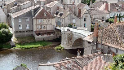 Montmorillon route des abbayes et monuments du haut poitou guide du tourisme de la vienne