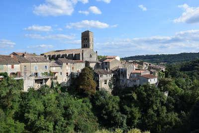 Montolieu vue du village routes touristiques de l aude guide du tourisme du languedoc roussillon