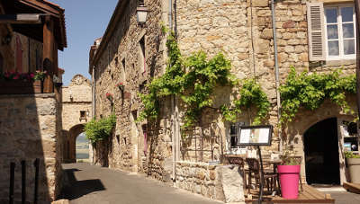 Montpeyroux plus beau village de france les routes touristiques du puy de dome guide touristique auvergne