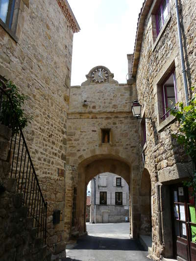 Montpeyroux porte fortifie plus beau village de france les routes touristiques du puy de dome guide touristique auvergne