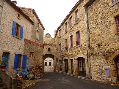 Montpeyroux ruelles typiques du village plus beau village de france les routes touristiques du puy de dome guide touristique auvergne