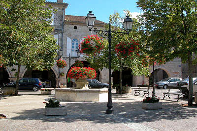 Montreal sur gers place et sa fontaine routes touristiques du gers guide du tourisme midi pyrenees